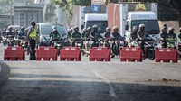 Arus lalu lintas dilihkan. Penutupan dilakukan sejak pagi tadi. ANTARA FOTO/Aprillio Akbar.