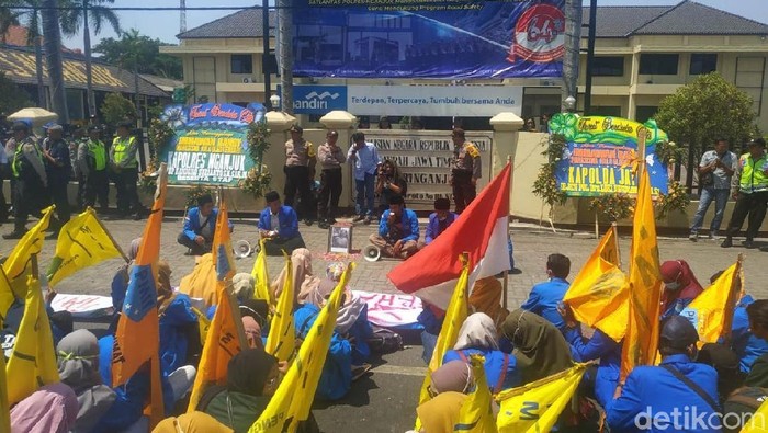 PMII Nganjuk Demo Sambil Kembalikan Karangan Bunga Kiriman Kapolres