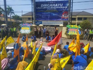 PMII Nganjuk Demo Sambil Kembalikan Karangan Bunga Kiriman Kapolres