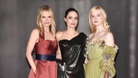 Jolie juga berpose dengan dua lawan mainnya yakni Elle Fanning dan Michelle Pfeiffer. Alberto E. Rodriguez/Getty Images for Disney