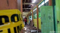 Garis polisi dipasang di lokasi ambruknya ruang kelas SMPN 2 Plumbon.