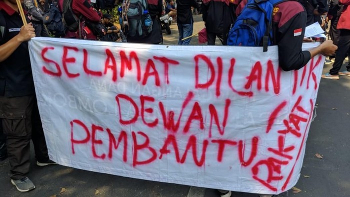 Pendemo Dekat GBK Bawa Spanduk Selamat Dilantik Dewan Pembantu Rakyat