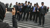 Anggota DPR RI periode 2019 - 2024 berfoto bersama di Kompleks Parlemen, Senayan, Jakarta Selasa (1/10/2019). Antara Foto/Galih Pradipta.
