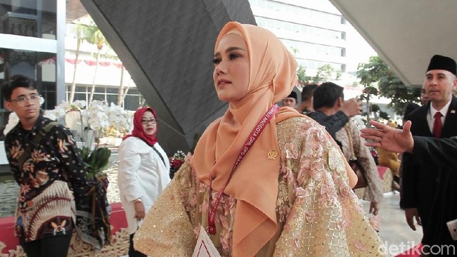 Antara Jawaban Asal Dul dan Pria yang Dampingi Mulan Jameela
