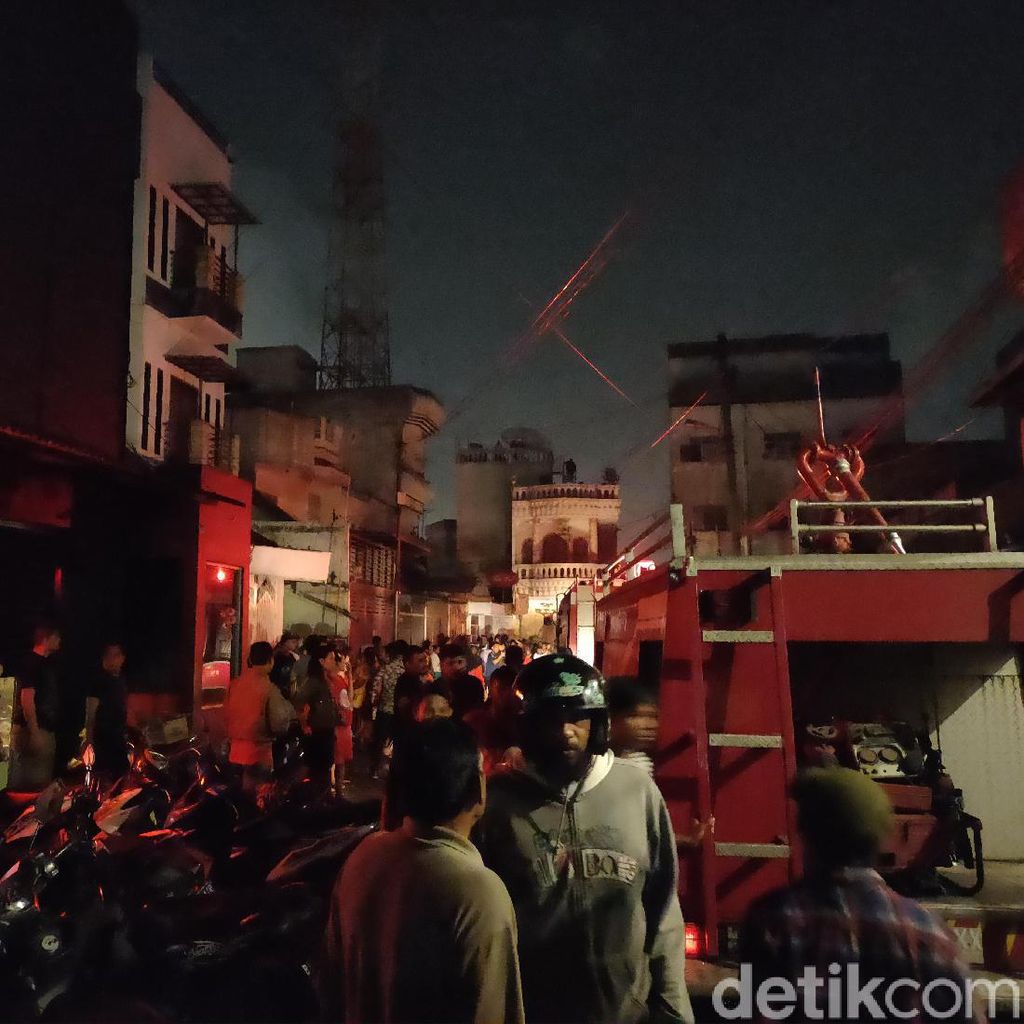 Kebakaran di Jalan S Parman Medan Hanguskan Puluhan Rumah Kebakaran di Jalan S Parman Medan Hanguskan Puluhan Rumah