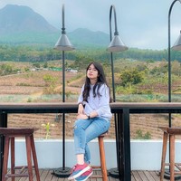 Ini penampilan Gita yang tampil kasual dengan jeans dan sneakers. Foto: Instagram @ffernandafg