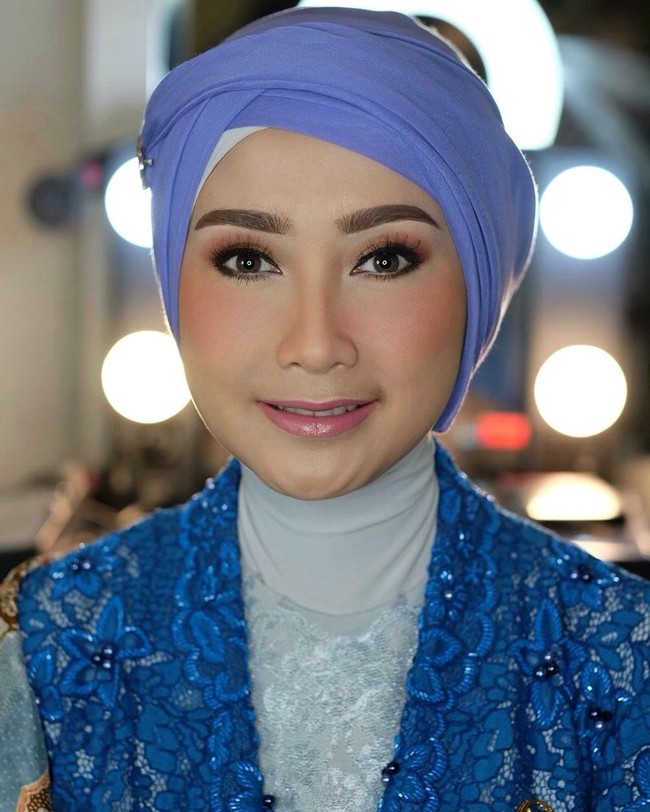 Desy Ratnasari dari Partai Amanat Nasional (PAN) yang terpilih sebagai DPR dari daerah pemilihan Jawa Barat IV, tampak semakin cantik berkat polesan makeup artist Vivi Thalib di hari pelantikannya sebagai anggota dewan. Desy tampil anggun dengan kebaya biru dan ninja berwarna silver. Untuk hijab, dia memilih gaya hijab turban. Foto: instagram @vivithalib
