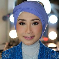 Desy Ratnasari dari Partai Amanat Nasional (PAN) yang terpilih sebagai DPR dari daerah pemilihan Jawa Barat IV, tampak semakin cantik berkat polesan makeup artist Vivi Thalib di hari pelantikannya sebagai anggota dewan. Desy tampil anggun dengan kebaya biru dan ninja berwarna silver. Untuk hijab, dia memilih gaya hijab turban. Foto: instagram @vivithalib