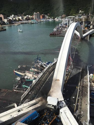 Jembatan di Taiwan ambruk dan timpa kapal di bawahnya