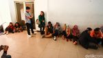Wajah-wajah Cemas Ortu Pelajar Yang Ditangkap Saat Demo