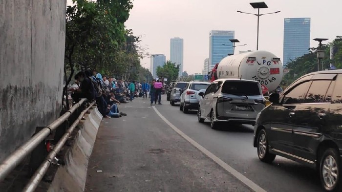 Massa di Depan DPR Masuk Tol Minta Sumbangan, Lalin ke Slipi Normal