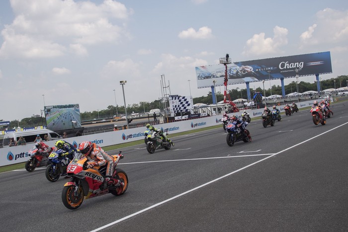 BURI RAM, THAILAND - OCTOBER 07:  The MotoGP riders start from the grid during the MotoGP race during the MotoGP Of Thailand - Race on October 7, 2018 in Buri Ram, Thailand.  (Photo by Mirco Lazzari gp/Getty Images)