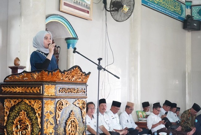 Hijab segi empat bahan voal selalu menjadi andalan Jialyka saat beraktifitas dan mengunjungi beberapa tempat selama masa sosialisasi dirinya sebagai calon anggota DPD. Foto: instagram @jialyka.maharani