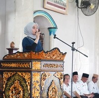 Hijab segi empat bahan voal selalu menjadi andalan Jialyka saat beraktifitas dan mengunjungi beberapa tempat selama masa sosialisasi dirinya sebagai calon anggota DPD. Foto: instagram @jialyka.maharani
