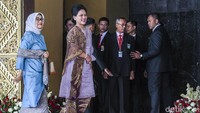 Ibu Negara Iriana Joko Widodo (kanan) bersama Ibu Mufidah Jusuf Kalla (kiri) turut menghadiri pelantikan anggota DPR RI. ANTARA FOTO/Galih Pradipta.