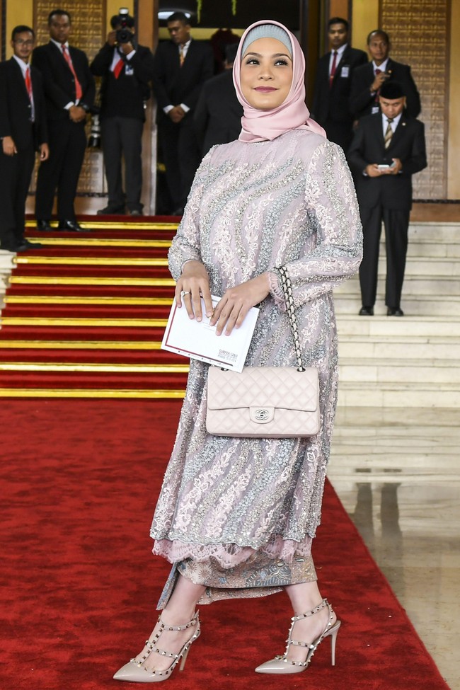 Rachel Maryam yang menjadi anggota DPR dari partai Gerindra tampil serba pastel di hari pelantikannya di Gedung MPR/DPR, Senayan, Selasa (1/10/2019). Dia memakai dres brokat silver yang dipadukan dengan kain batik. Rachle memakai hijab pink berbahan satin yang diliti rapi ke belakang leher. Penampilannya dilengkapi aksesori sepatu Valentino dan tas Chanel. Foto: Instagram