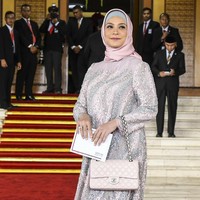 Rachel Maryam yang menjadi anggota DPR dari partai Gerindra tampil serba pastel di hari pelantikannya di Gedung MPR/DPR, Senayan, Selasa (1/10/2019). Dia memakai dres brokat silver yang dipadukan dengan kain batik. Rachle memakai hijab pink berbahan satin yang diliti rapi ke belakang leher. Penampilannya dilengkapi aksesori sepatu Valentino dan tas Chanel. Foto: Instagram