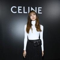 Lisa BlackpinkMember Blackpink lain yang juga diundang dalam Paris Fashion Week adalah Lisa. Penyanyi asal Thailand tersebut hadir dalam peragaan busana Celine. Penampilannya juga jadi perbincangan. Lisa terlihat stylish dengan paduan turtle neck, rok hitam berkilauan, dan tas pinggang. (Foto: Pascal Le Segretain/Getty Images)