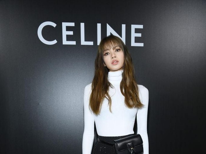 Lisa Blackpink di Fashion Show Celine PARIS, FRANCE - SEPTEMBER 27: Lisa Manobal attends the Celine Womenswear Spring/Summer 2020 show as part of Paris Fashion Week on September 27, 2019 in Paris, France. (Photo by Pascal Le Segretain/Getty Images)