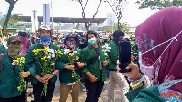 Mahasiswa beralmamater Universitas Negeri Jakarta (UNJ) masih tertahan di depan TVRI, Jl Gerbang Pemuda, Senayan.