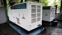 Namun, saat kami menyambangi pulau tersebut, warga hanya bisa menggunakan suplai listrik dari PLTD karena PLTS tengah mengalami kerusakan.