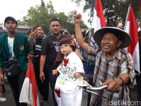 Dia bernyanyi Indonesia Raya bersama mahasiswa