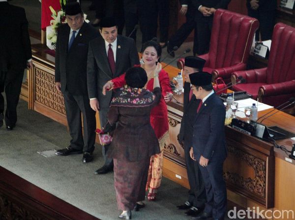 Sah Jadi Ketua DPR, Puan Dapat Pelukan Hangat Megawati Sah Jadi Ketua DPR, Puan Dapat Pelukan Hangat Megawati