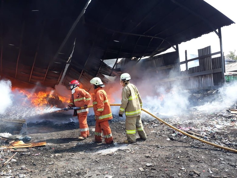 3 Truk di Gudang Kayu di Cakung Terbakar, 22 Mobil Damkar Dikerahkan 3 Truk di Gudang Kayu di Cakung Terbakar, 22 Mobil Damkar Dikerahkan