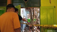 Salah seorang guru SMPN 2 Plumbon Iin Indrayani mengatakan kejadian nahas itu terjadi sekitar pukul 13.00 WIB.