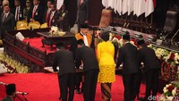 Anggota DPR menandatangani berita acara sumpah/janji, yang dilakukan secara simbolis oleh 5 anggota Dewan.