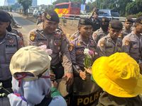 Senyum Berseri Personel TNI-Polri Saat Dapat Bunga dari Mahasiswi Pendemo