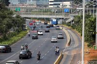 Duh Nekat, Warga Menyeberang Sembarangan Di Jalan Sudirman