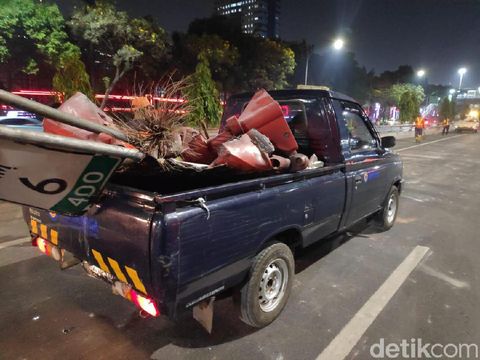 Material sisa kerusuhan diangkut dari Tol Dalam Kota