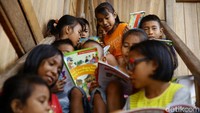 Sejumlah anak-anak Pulau Miangas terlihat sedang membaca buku.