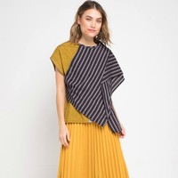 Untuk kondangan, Anda tak selalu harus mengenakan kebaya atau pakaian berbordir. Atasan berbahan batik pun dapat diandalkan. Tinggal sesuaikan saja bawahannya yang lebih maksimal. Anda bisa melirik Ero Lurik Top dari Isvara Batik seharga Rp 311 ribuan bermotif lurik ini. Anda bisa memadukannya dengan rok plisket bernuansa kuning seperti gambar. Foto: Zalora