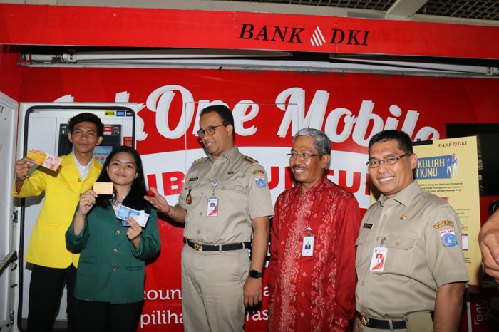 Gubernur Anies Baswedan menyerahkan Kartu Jakarta Mahasiswa Unggul (KJMU) tahap 1 kepada 5.061 mahasiswa di Balai Kota Jakarta.