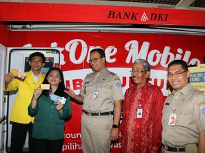 Anies Serahkan Kartu Jakarta Mahasiswa Unggul