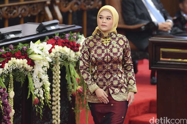 Jialyka Maharani, anggota DPD termuda ini menarik perhatian karena dipilih ikut memimpin pelantikan dirinya dan rekan-rekannya sebagai anggota dewan. Jialyka yang merupakan putri Bupati Ogan Ilir Ilyas Panji Alam itu tampil dengan songket emas khas daerah asalnya Sumatera Selatan di hari pelantikannya sebagai anggota DPD. Wanita 22 tahun itu tampil dengan gaya hijab khas ibu pejabat yaitu hijab segitiga yang dililit rapi ke belakang leher. Foto: Antara Foto