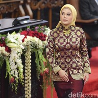 Jialyka Maharani, anggota DPD termuda ini menarik perhatian karena dipilih ikut memimpin pelantikan dirinya dan rekan-rekannya sebagai anggota dewan. Jialyka yang merupakan putri Bupati Ogan Ilir Ilyas Panji Alam itu tampil dengan songket emas khas daerah asalnya Sumatera Selatan di hari pelantikannya sebagai anggota DPD. Wanita 22 tahun itu tampil dengan gaya hijab khas ibu pejabat yaitu hijab segitiga yang dililit rapi ke belakang leher. Foto: Antara Foto