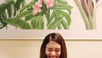 Begini ekspresi bahagia Pia saat menemukan kopi dan cake enak. Ia jatuh cinta denga cake creme brulee yang ada di sebuah kafe. Foto: Instagram piawurtzbach