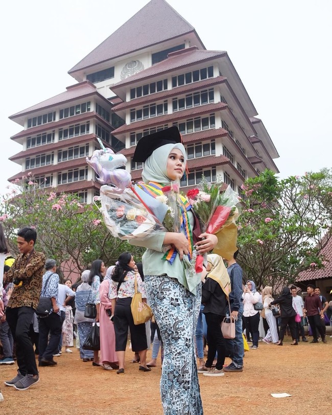 Jialyka terlihat cantik saat wisuda di Universitas Indonesia pada 2 September 2018.  Lulusan Program Vokasi Komunikasi Universitas Indonesia itu memakai kebaya warna hijau tosca dan kain lilit motif batik. Foto: instagram @jialyka.maharani