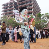 Jialyka terlihat cantik saat wisuda di Universitas Indonesia pada 2 September 2018.  Lulusan Program Vokasi Komunikasi Universitas Indonesia itu memakai kebaya warna hijau tosca dan kain lilit motif batik. Foto: instagram @jialyka.maharani