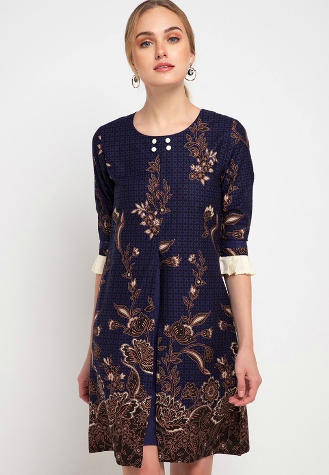 Satu lagi dress batik menarik yang bisa dipakai di momen-momen kasual datang dari Warangka Batik. Navy Sovii Peplum Midi Dress seharga Rp 399 ribuan ini cocok dipadukan dengan high heels dan aksesori-aksesori manis untuk kondangan. Foto: Bobobobo