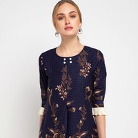 Satu lagi dress batik menarik yang bisa dipakai di momen-momen kasual datang dari Warangka Batik. Navy Sovii Peplum Midi Dress seharga Rp 399 ribuan ini cocok dipadukan dengan high heels dan aksesori-aksesori manis untuk kondangan. Foto: Bobobobo