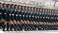 Tentara wanita yang juga personel PLA juga tidak ketinggalan ikut dalam parade militer ini. Foto: REUTERS/Thomas Peter