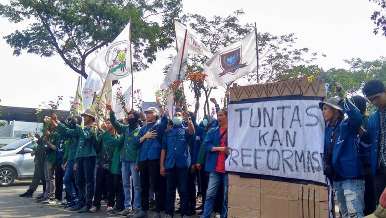 Sempat Tertahan di TVRI, Mahasiswa Kini Bergerak ke DPR Sempat Tertahan di TVRI, Mahasiswa Kini Bergerak ke DPR