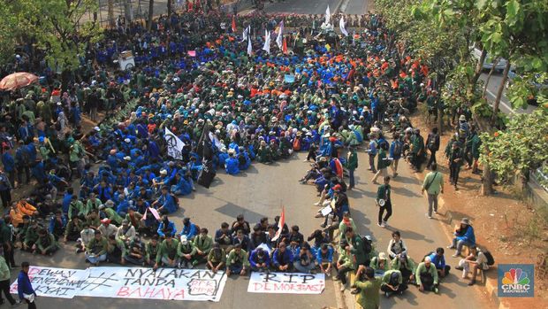 Mahasiswa Bawa Spanduk 