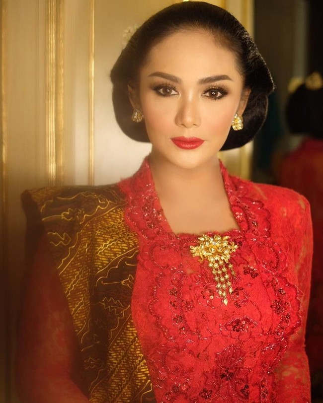 Untuk riasan, KD mengandalkan pulasan makeup artist Bubah Alfian. Di tangan perias andalan selebriti itu, wajah KD tampak lebih muda. KD juga tampak memakai sanggul untuk memaksimalkan gaya berkebayanya. (Foto: Instagram/@KD)