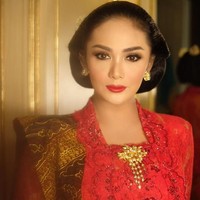 Untuk riasan, KD mengandalkan pulasan makeup artist Bubah Alfian. Di tangan perias andalan selebriti itu, wajah KD tampak lebih muda. KD juga tampak memakai sanggul untuk memaksimalkan gaya berkebayanya. (Foto: Instagram/@KD)