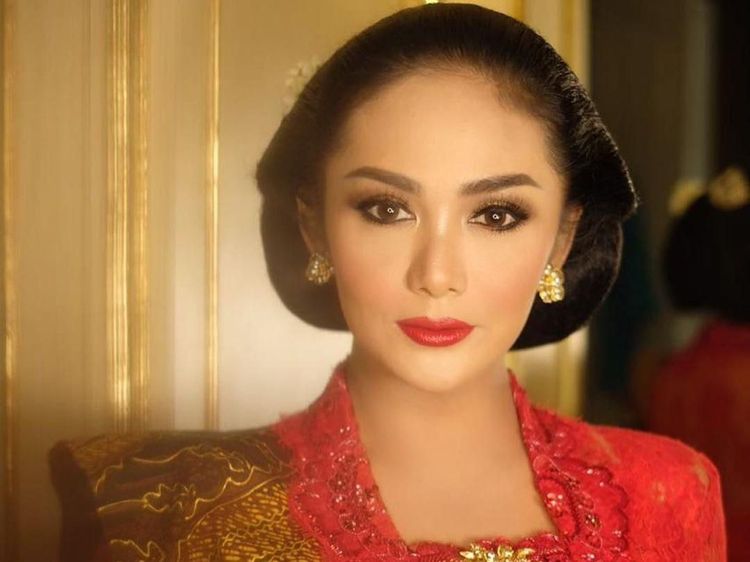 Penampilan Krisdayanti Merah Merona Jelang Dilantik Anggota DPR